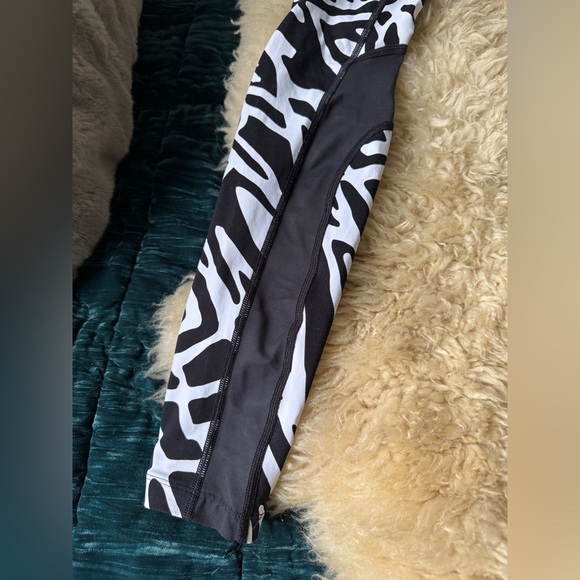 Nike Epic Lux Black and White Dri-FIT Leggings - Picture 6 of 7